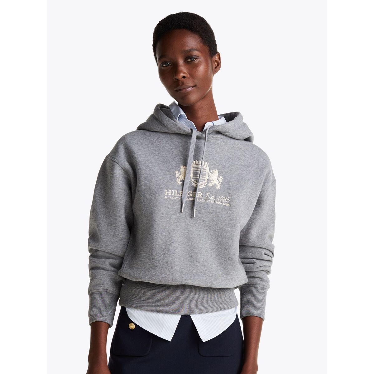 TOMMY HILFIGER - Polerón Hoodie Logo Varsity Bordado Gris Tommy Hilfiger