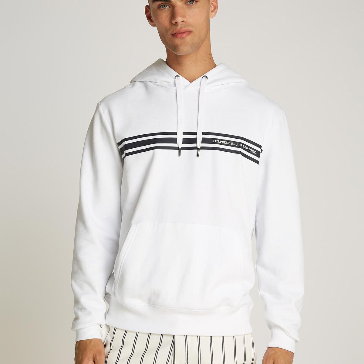 TOMMY HILFIGER - Polerón Hoodie Con Logo Central De Rayas Blanco Tommy Hilfiger