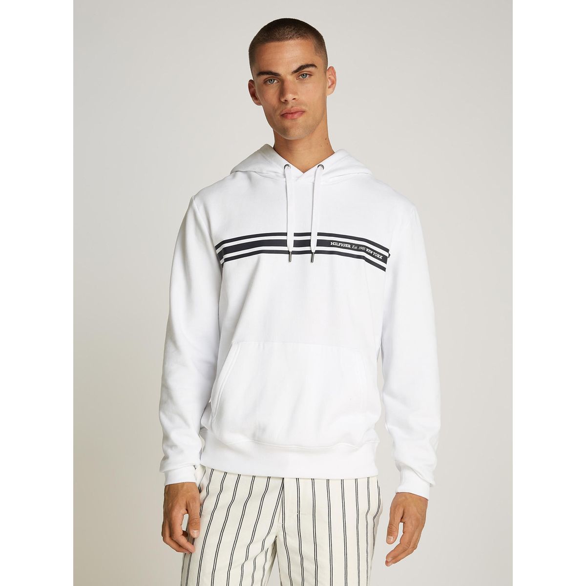 TOMMY HILFIGER - Polerón Hoodie Con Logo Central De Rayas Blanco Tommy Hilfiger
