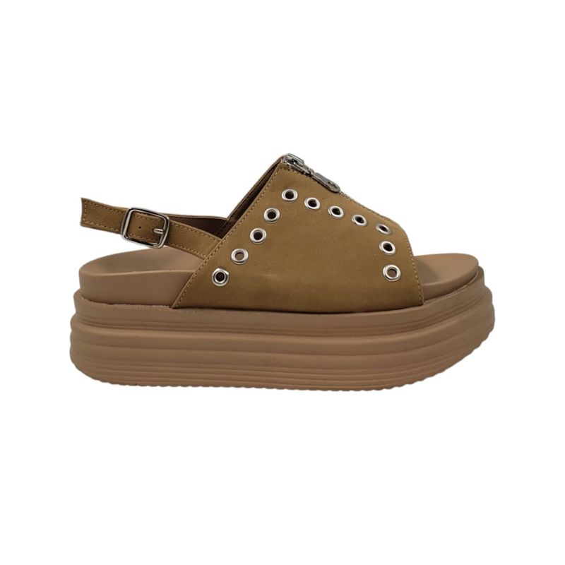 HERIEL - Sandalia Camel Plataforma Tachas.