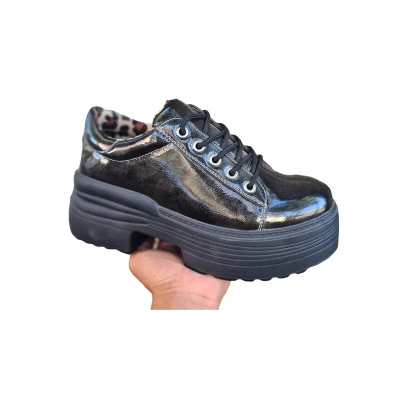 HERIEL - Zapatilla Negra Charol Plataforma.