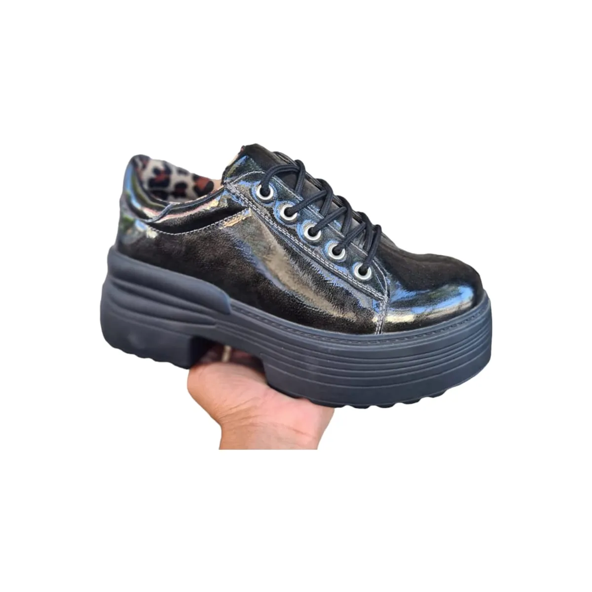 HERIEL - Zapatilla Negra Charol Plataforma