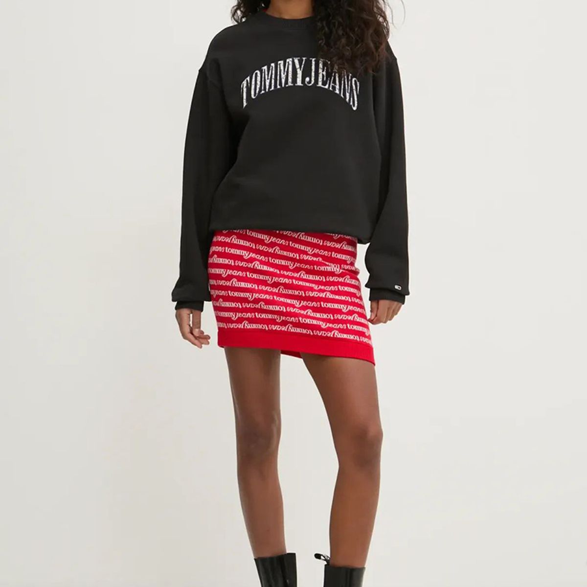 TOMMY HILFIGER - Polerón Relaxed Con Logo De Flores Negro Tommy Jeans