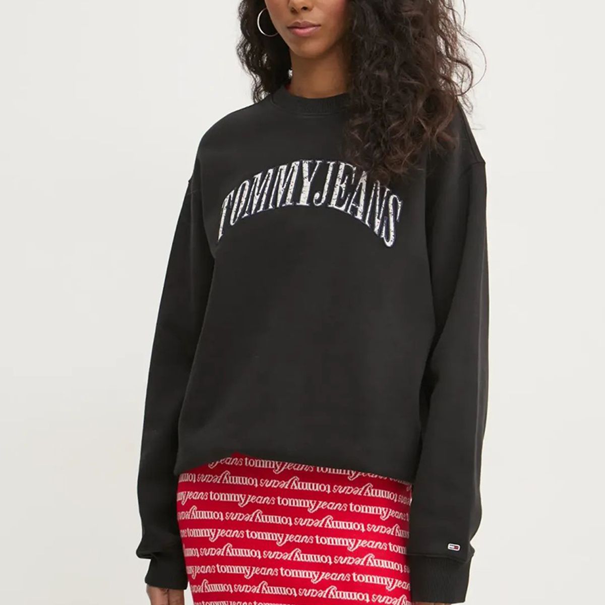 TOMMY HILFIGER - Polerón Relaxed Con Logo De Flores Negro Tommy Jeans