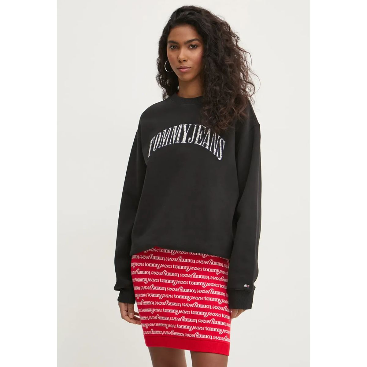 TOMMY HILFIGER - Polerón Relaxed Con Logo De Flores Negro Tommy Jeans