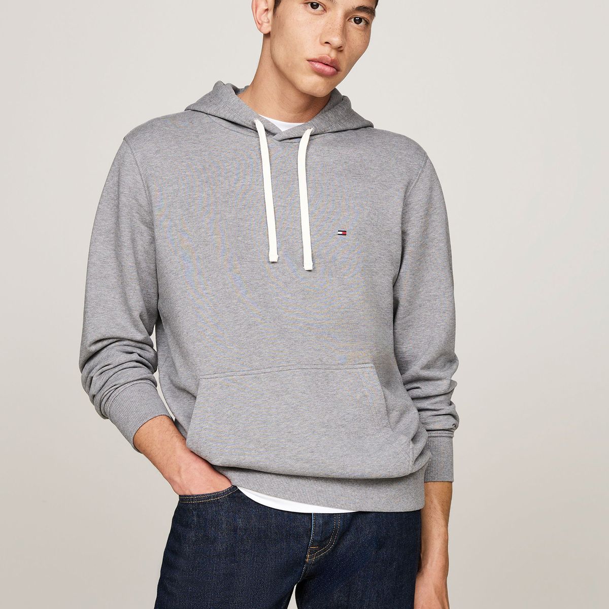 TOMMY HILFIGER - Polerón Hoodie Con Logo Bordado Gris Tommy Hilfiger