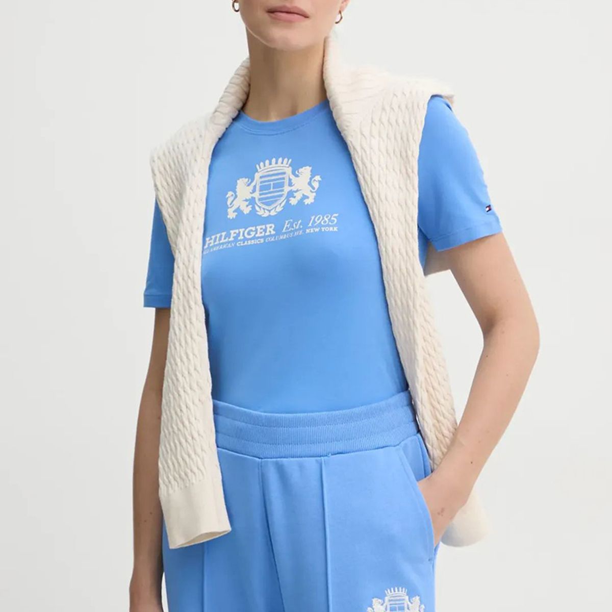 TOMMY HILFIGER - Polera Varsity De Corte Slim Celeste Tommy Hilfiger