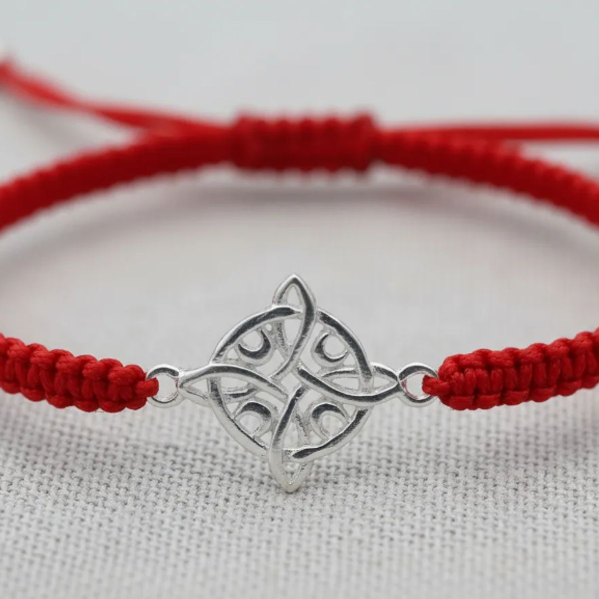 GENERICO - Pulsera Hilo Rojo Nudo De Brujas Y Luna Plata Protección