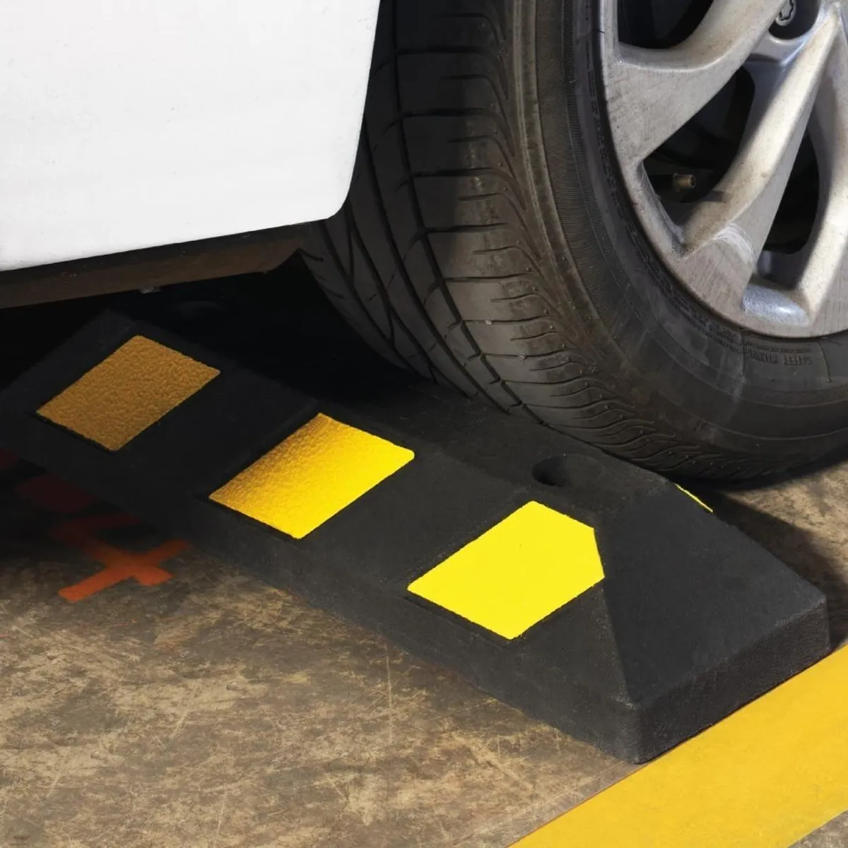 GENERICO - Tope de Estacionamiento 55 cm con Marcas Reflectoras