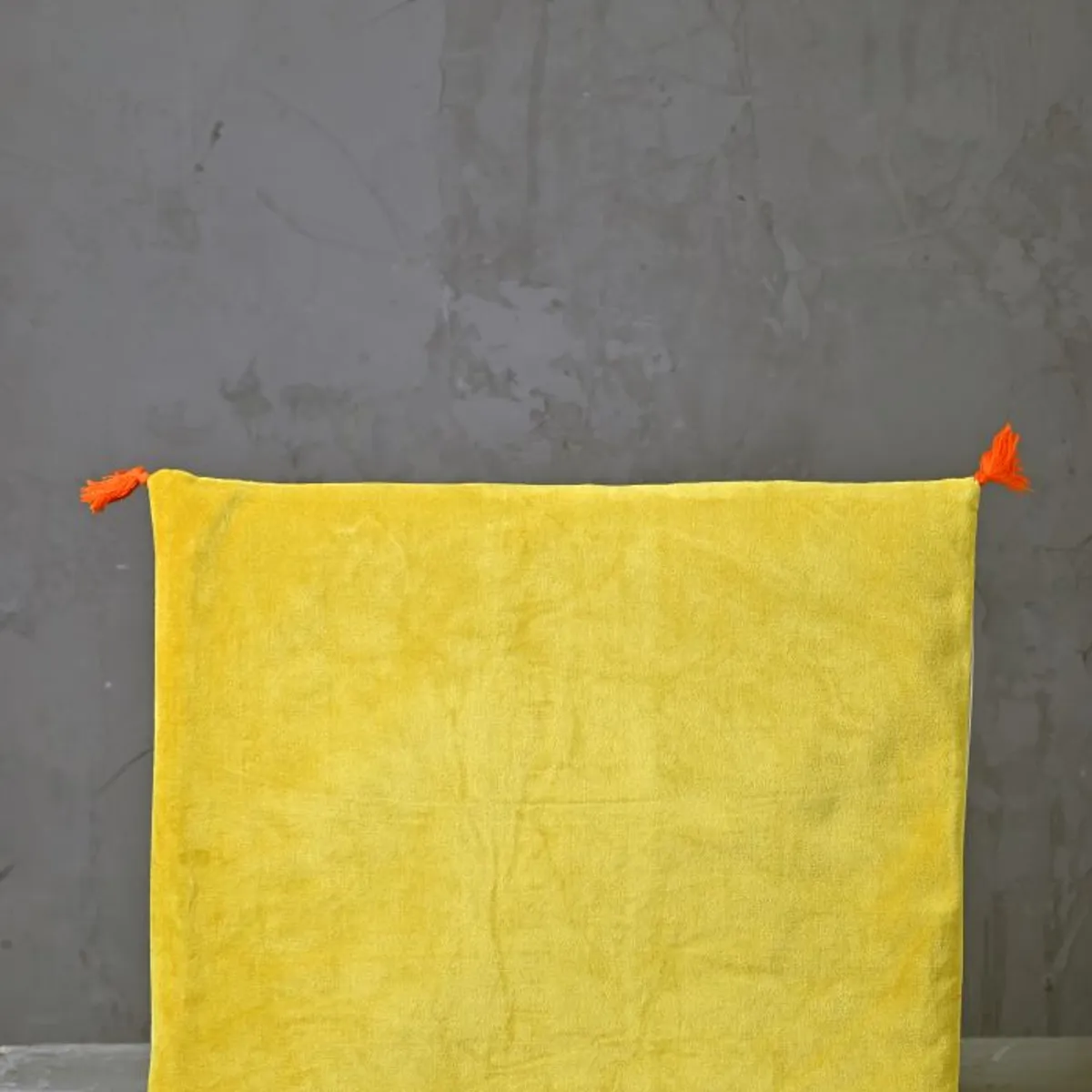 DECOMUEBLES - Cojin la Hera 50 * 50 Amarillo - Beige