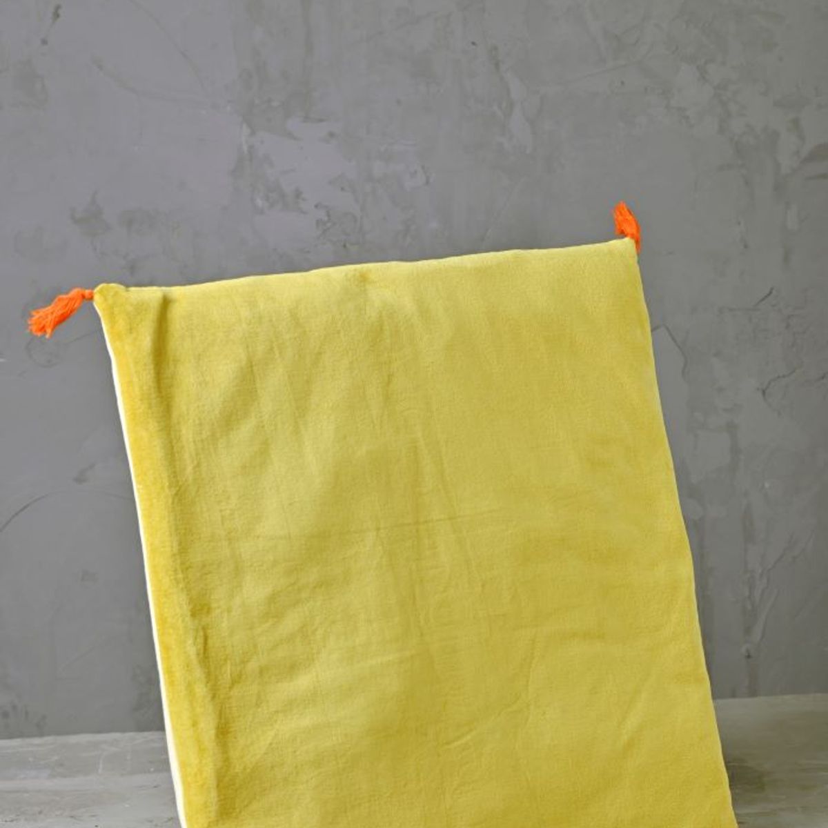 DECOMUEBLES - Cojin la Hera 50 * 50 Amarillo - Beige