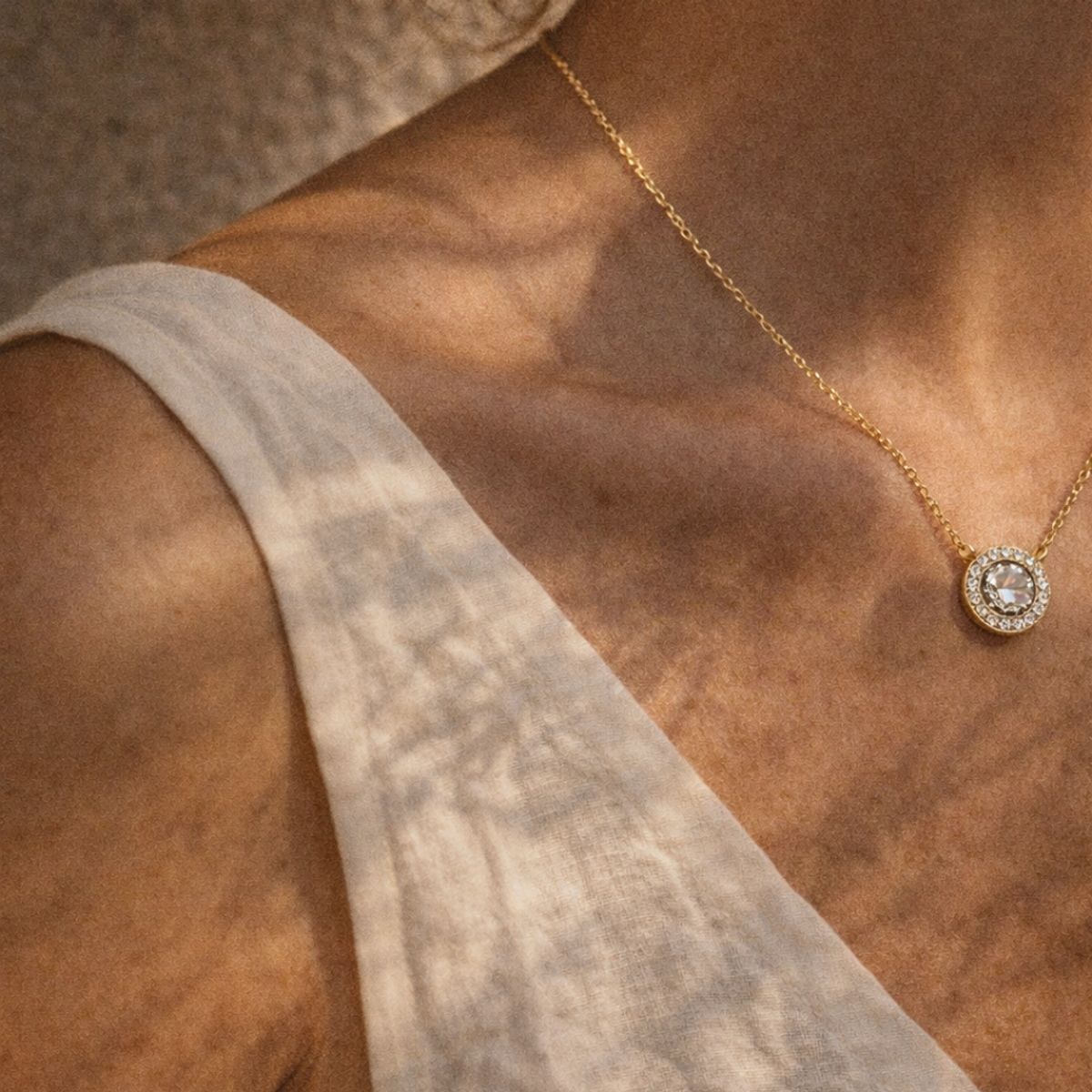 BLOOM CRYSTAL - Collar Angelical con Cristal de Austria transparentes bañados en oro