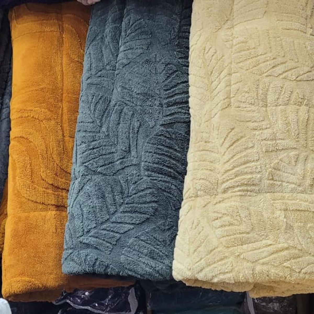 GENERICO - Cobertor Chiporro Texturizado King - Gris Claro Hojas A17