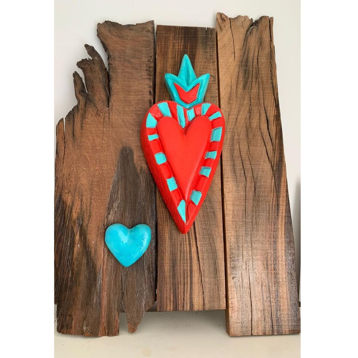GENERICO - CUADRO DE CORAZONES RUSTICOS SOBRE MADERA
