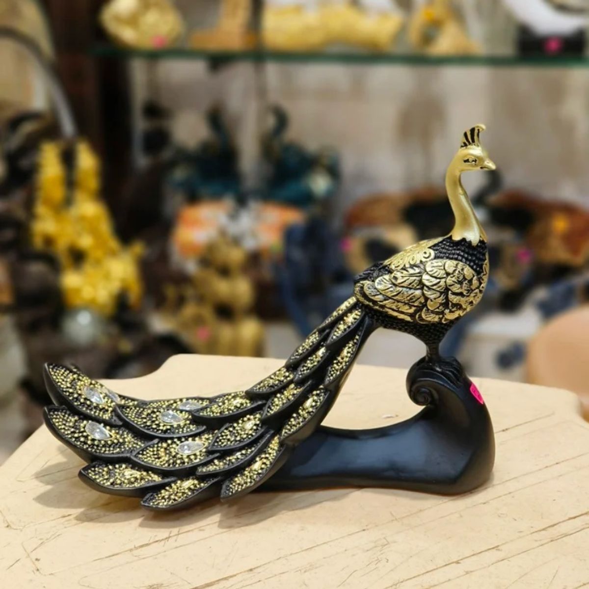 GENERICO - Pavo Real Negro Dorado con Cristales Rojos Resina