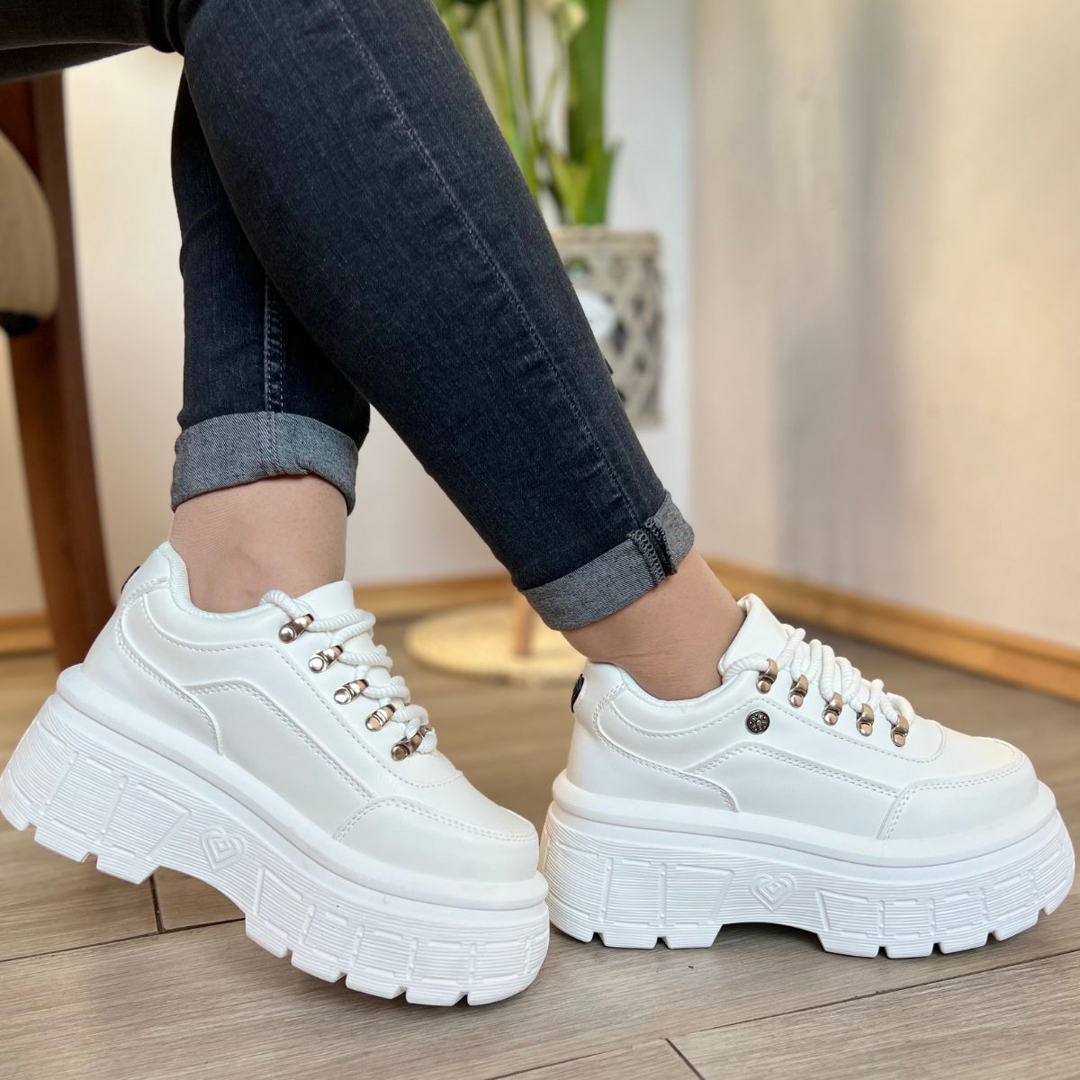 BOTELI - Zapatillas Blancas  para Dama con Plataforma Corazón 5cm