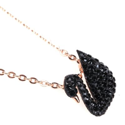 Imagen 2 del producto Collar pequeño de cisne icónico con cristal negro chapado en oro rosa