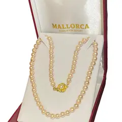 MALLORCA - COLLAR PERLAS DE 50 CMS. DE LARGO BROCHE FLOR DORADO.
