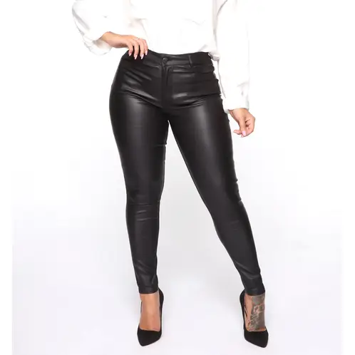 HENNE CLOTHING - Jeans Pantalón de EcoCuero Mujer - Elasticado
