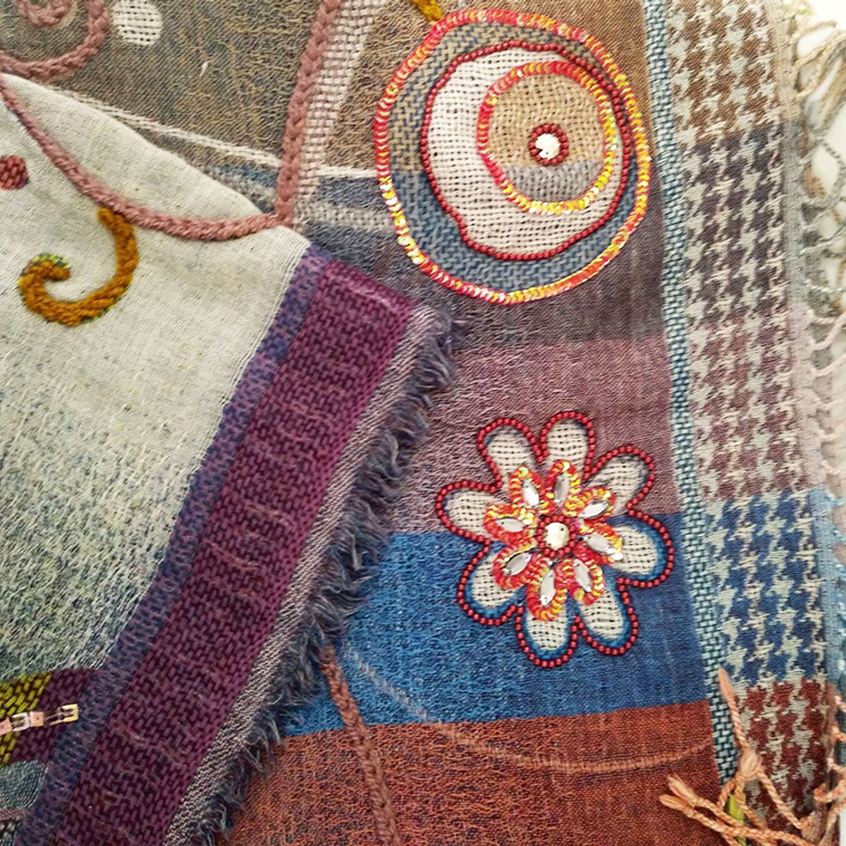 VANE COLLECTION - Pañoleta echarpe diseño luna 100% Lana bordada a mano lentejuelas