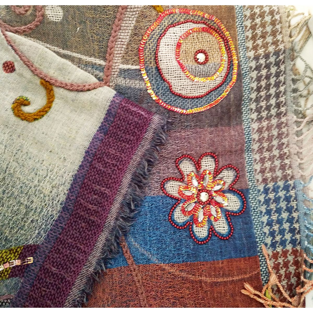 VANE COLLECTION - Pañoleta echarpe diseño luna 100% Lana bordada a mano lentejuelas