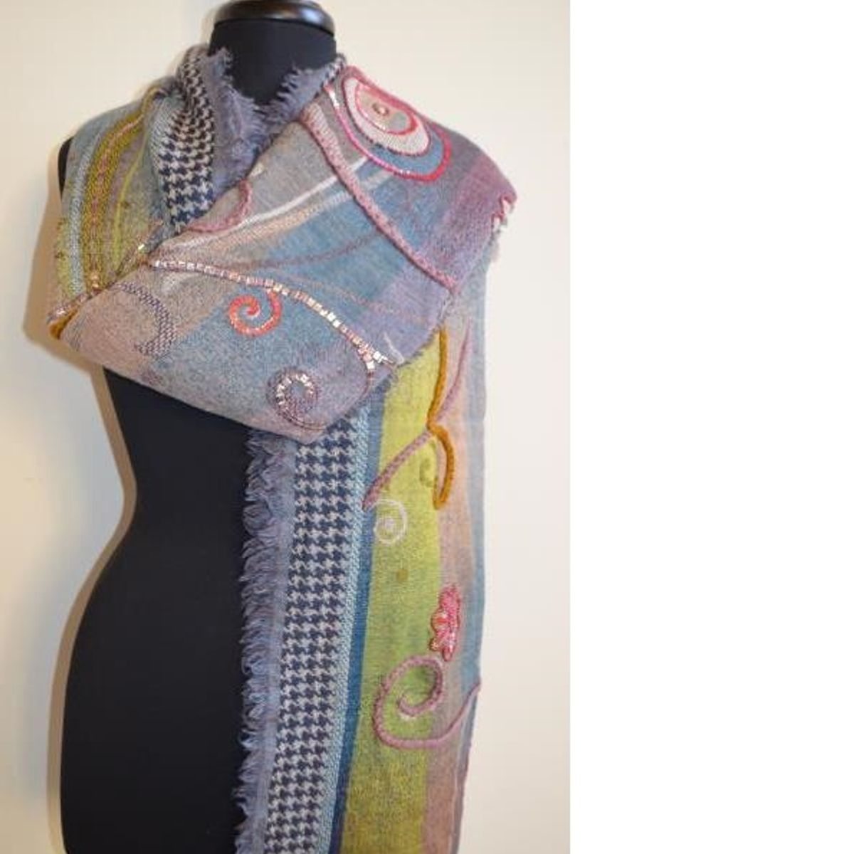 VANE COLLECTION - Pañoleta echarpe diseño luna 100% Lana bordada a mano lentejuelas