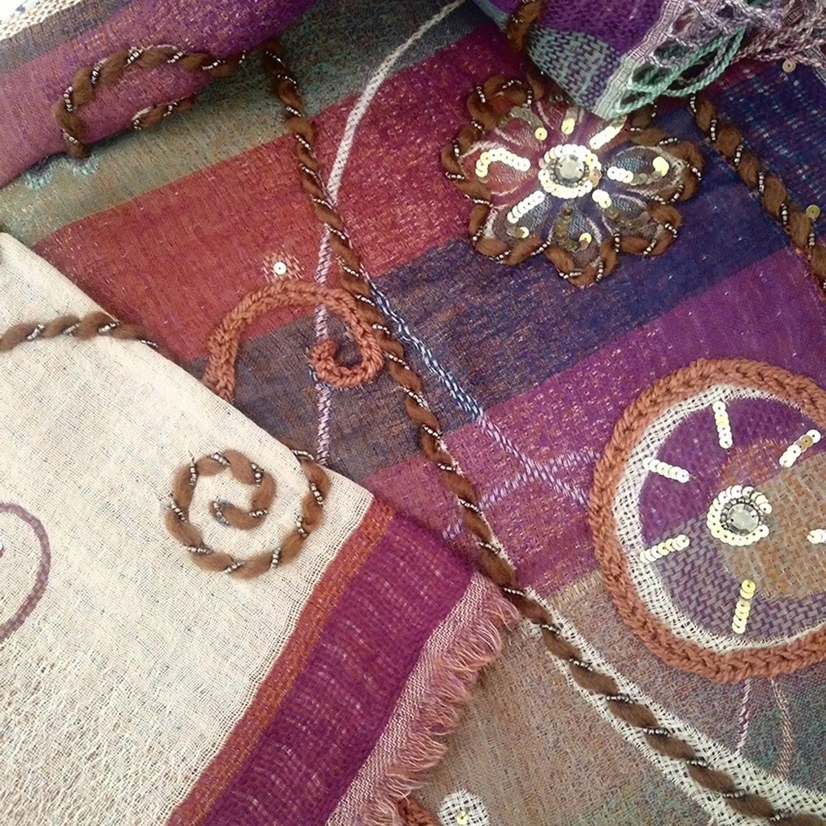 VANE COLLECTION - Pañoleta echarpe diseño escocesa 100% Lana bordada a mano lentejuelas