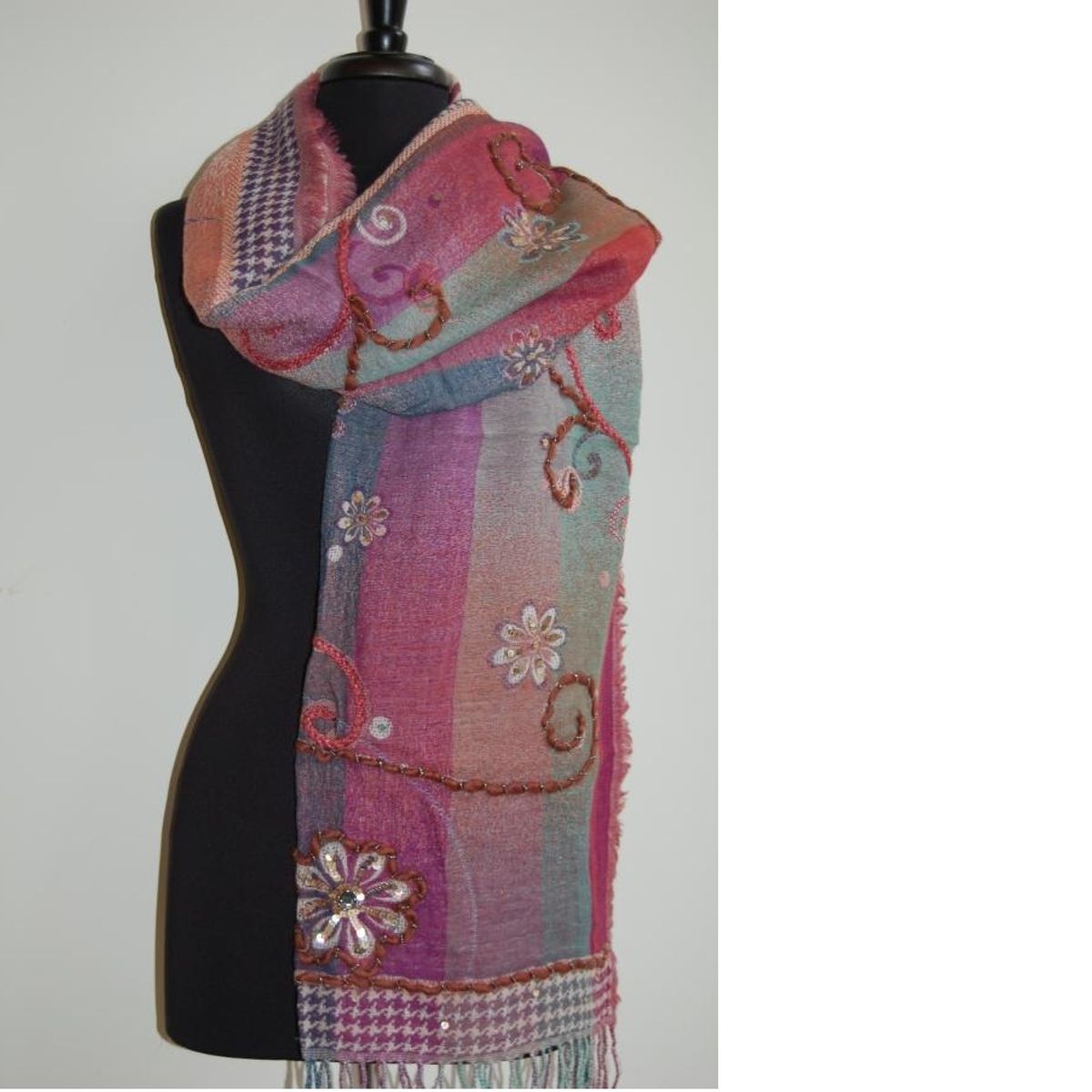 VANE COLLECTION - Pañoleta echarpe diseño escocesa 100% Lana bordada a mano lentejuelas