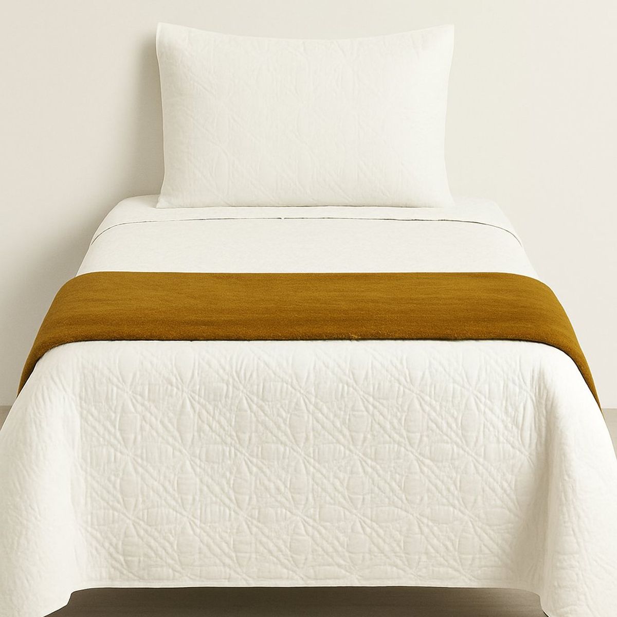 ANNGEBUT - Pack Quilt + Piecera Mostaza Estilo Hotel AnnGebut Textiles