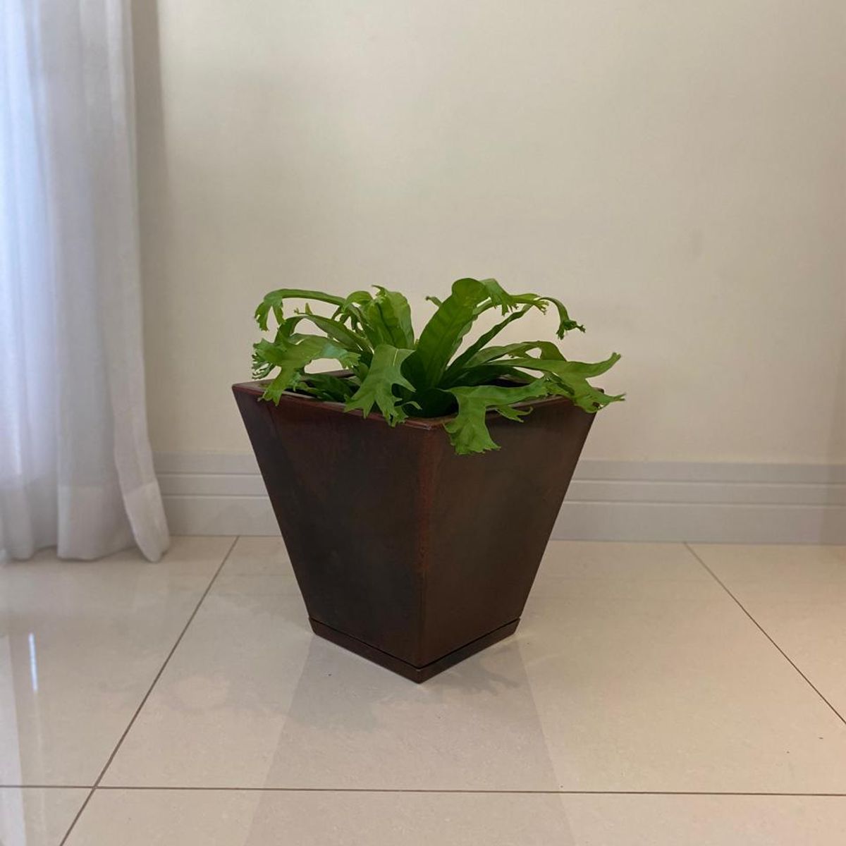 GENERICO - MACETERO FLORIDIS CAFE EFECTO MARMOL ZURIQUE 34CM ALTO CON PLATO