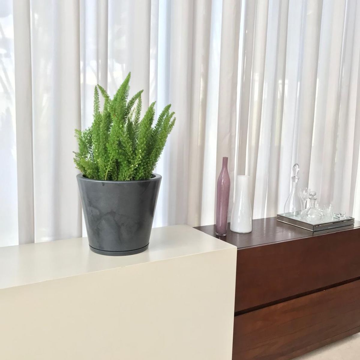 FLORIDIS - MACETERO FLORIDIS NEGRO EFECTO MARMOL GENEBRA 35CM ALTO CON PLATO