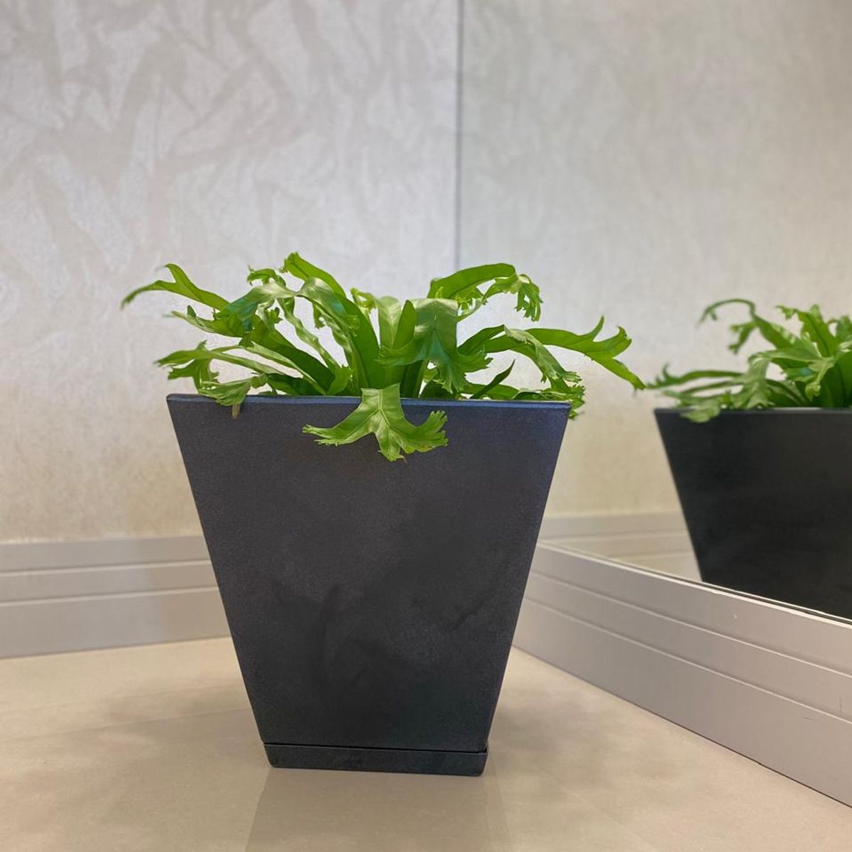 GENERICO - MACETERO FLORIDIS NEGRO EFECTO MARMOL ZURIQUE 34CM ALTO CON PLATO