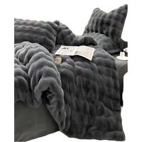 COBERTOR IMITACION DE PIEL DE CONEJO CON CHIPORRO NEGRO