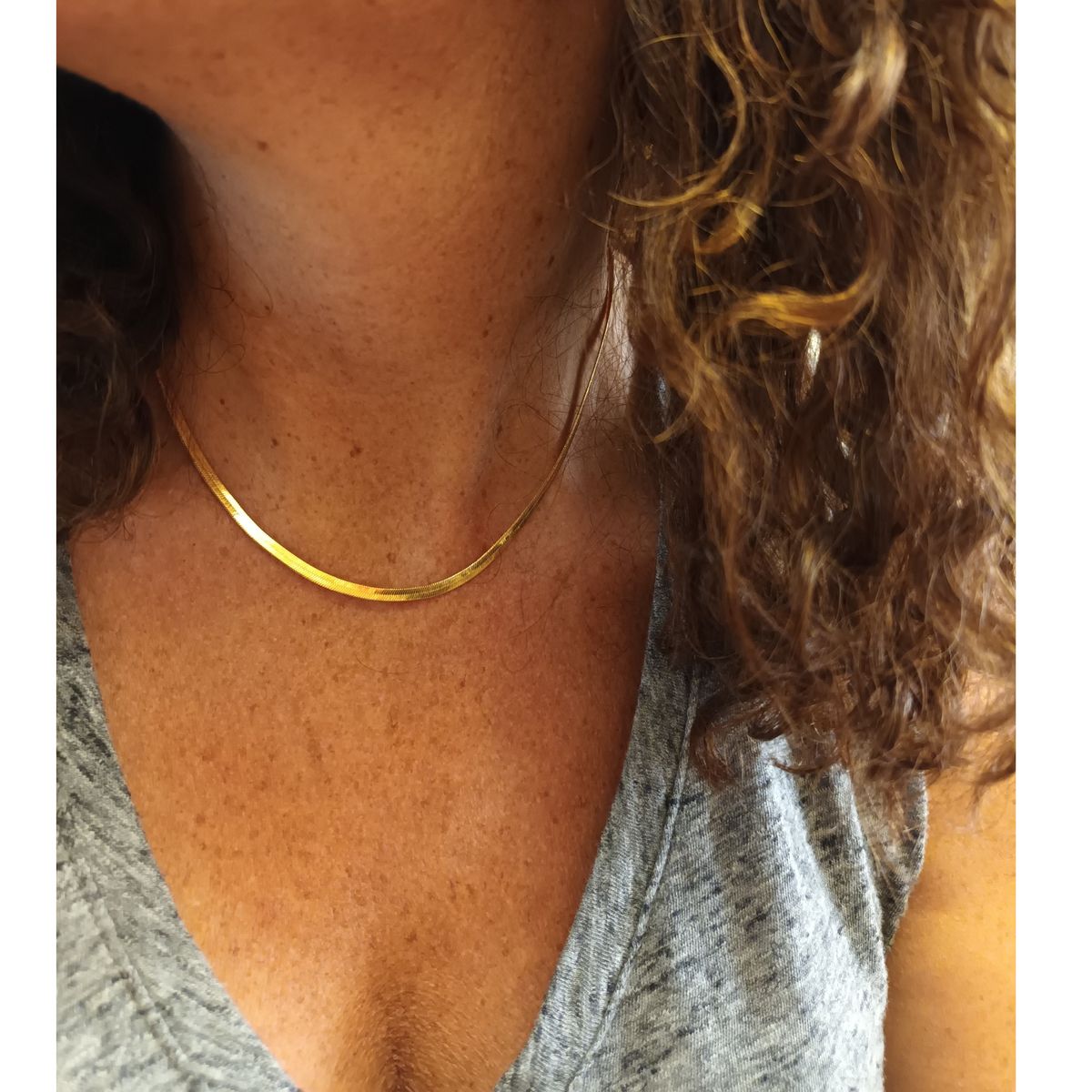 VANE COLLECTION - Collar para mujer cadena corta plana dorada en acero con baño de oro