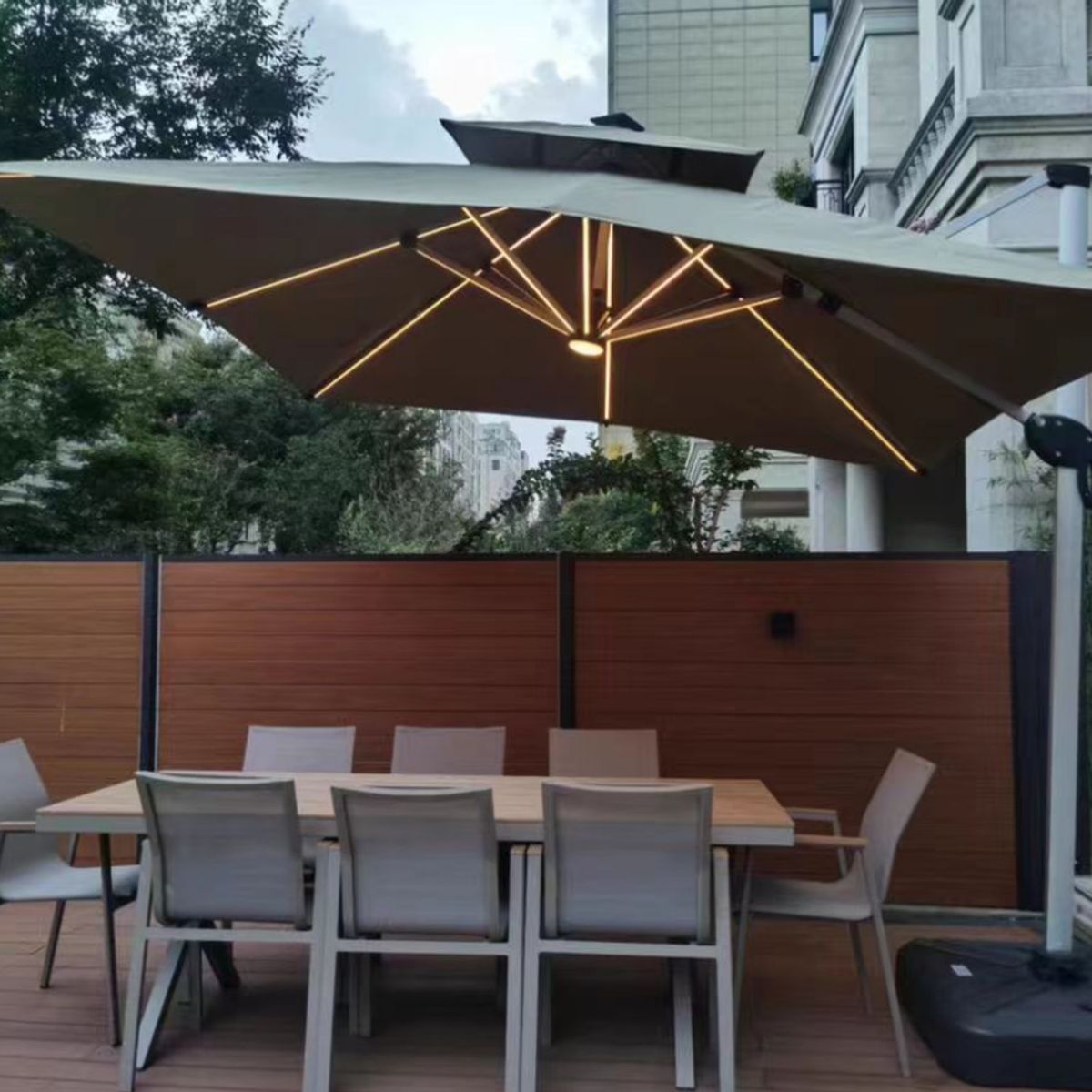 GENERICO - Quitasol Giratorio con LED Solar para Jardín y Terraza.