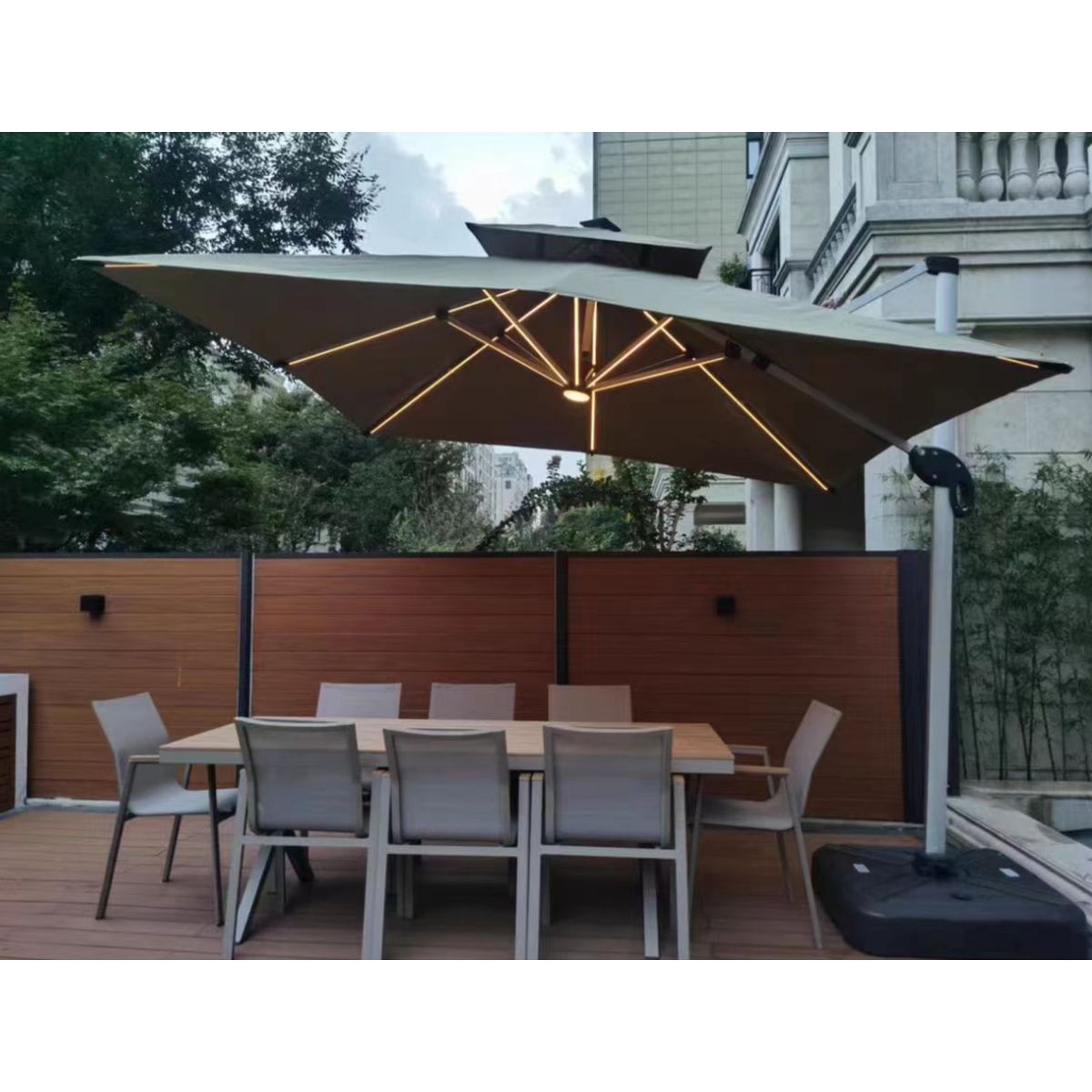 GENERICO - Quitasol Giratorio con LED Solar para Jardín y Terraza.