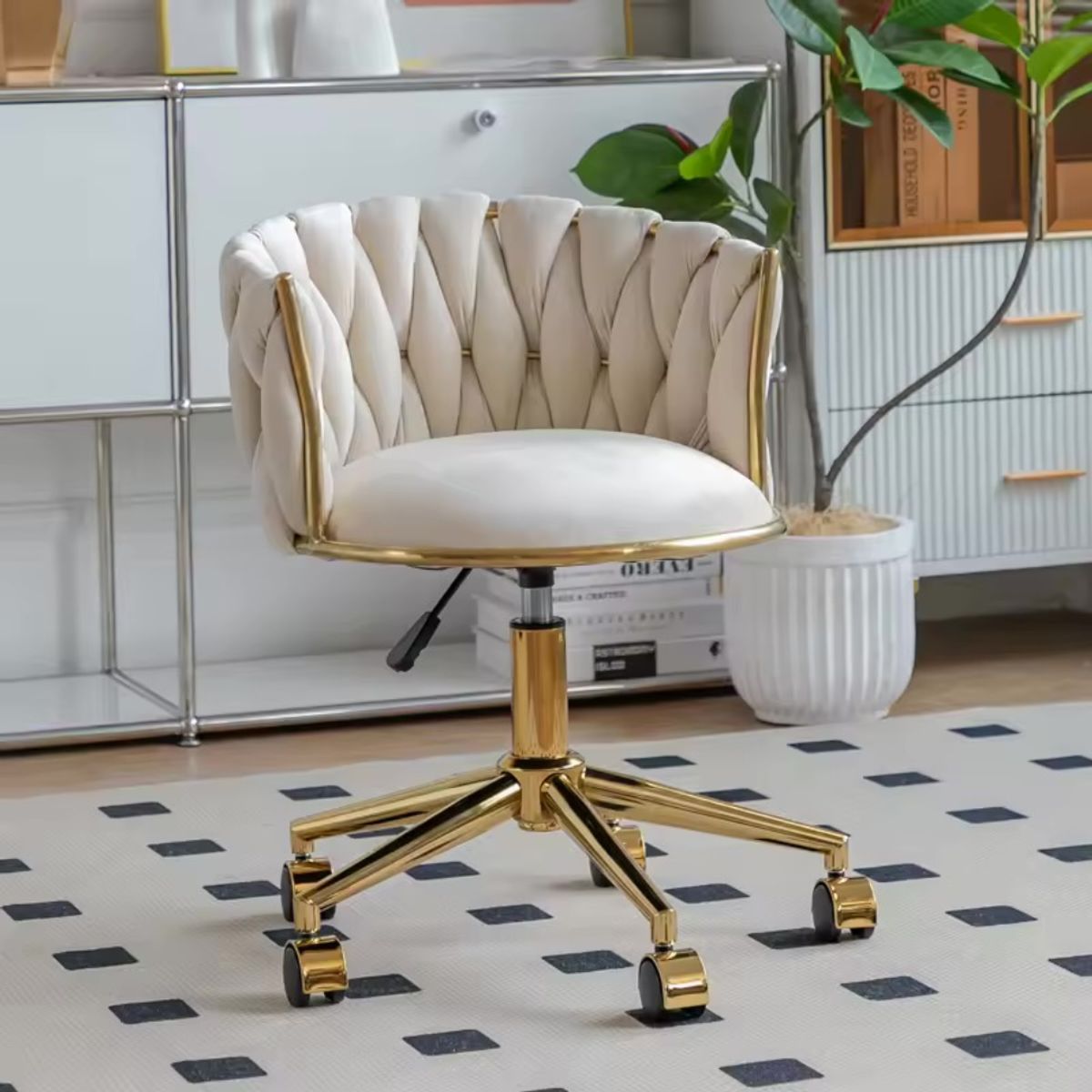 HABITA2 CHILE - Silla Escritorio Queen Felpa Beige Pedestal Dorado