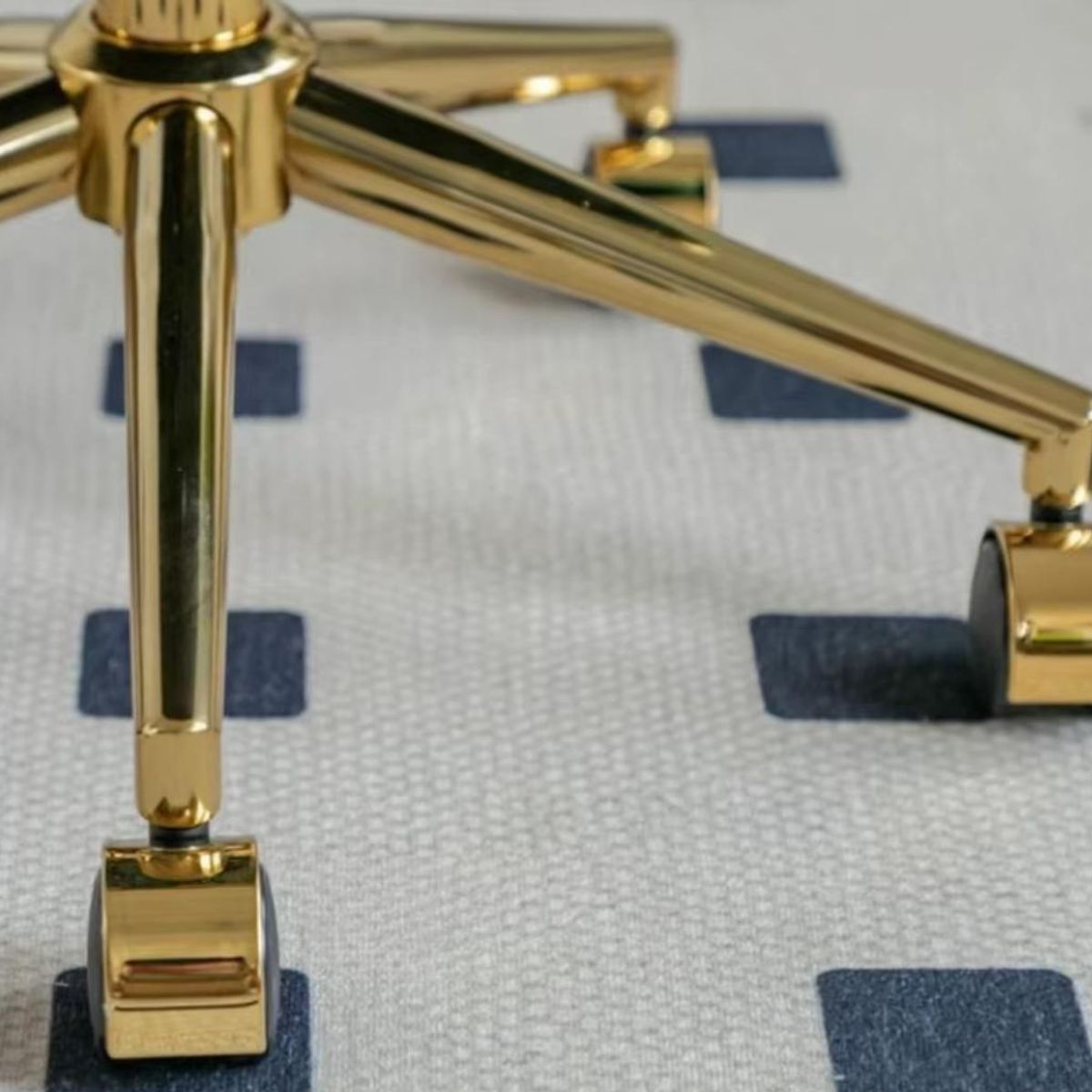 HABITA2 CHILE - Silla Escritorio Queen Felpa Negro Pedestal Dorado