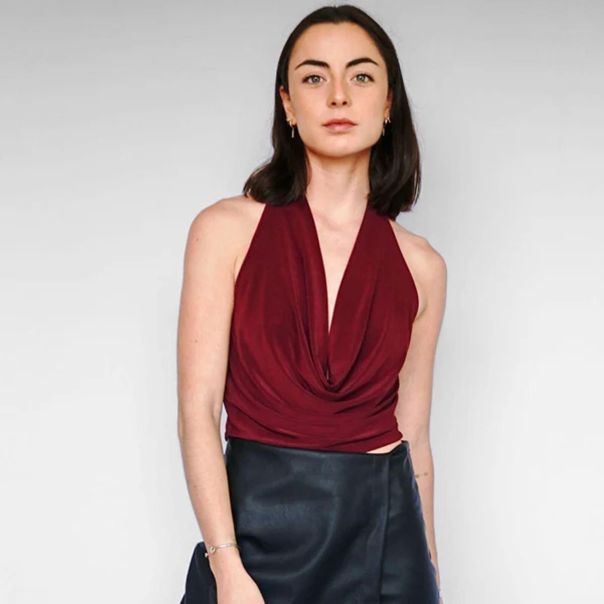 ME QUIERE MUCHO POQUITO NADA - Crop Top Burdeo Escote Drapeado Espalda Descubierta - Irene