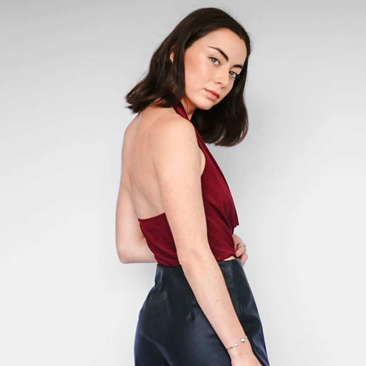 ME QUIERE MUCHO POQUITO NADA - Crop Top Burdeo Escote Drapeado Espalda Descubierta - Irene