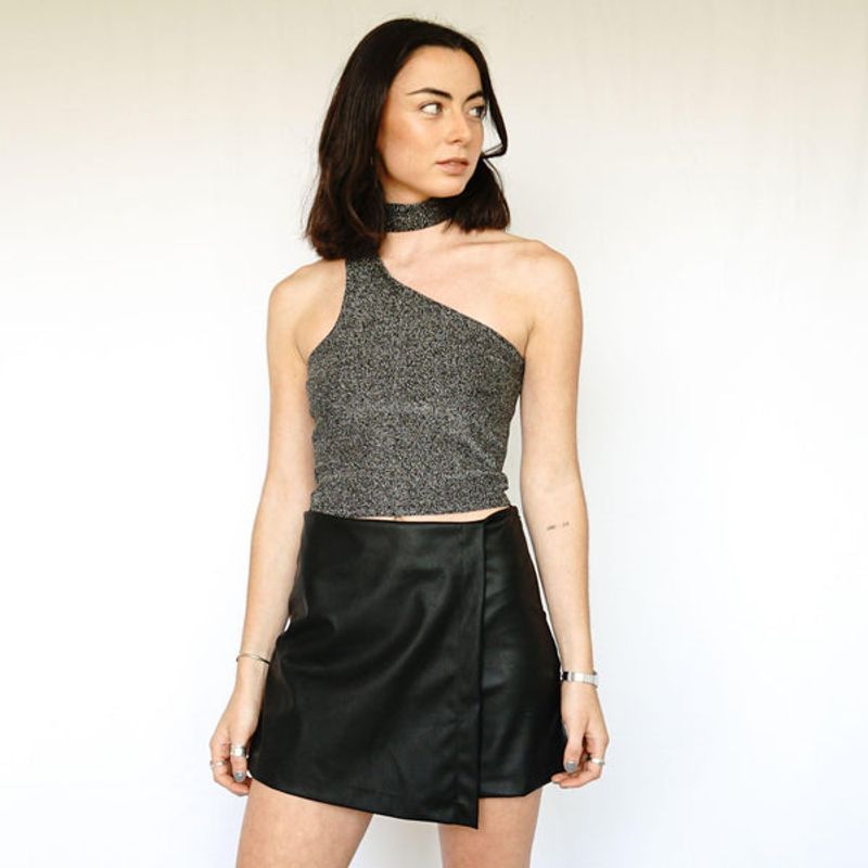 ME QUIERE MUCHO POQUITO NADA - Crop Top Plateado Asimétrico con Lazo en Cuello - Delfina - MQM