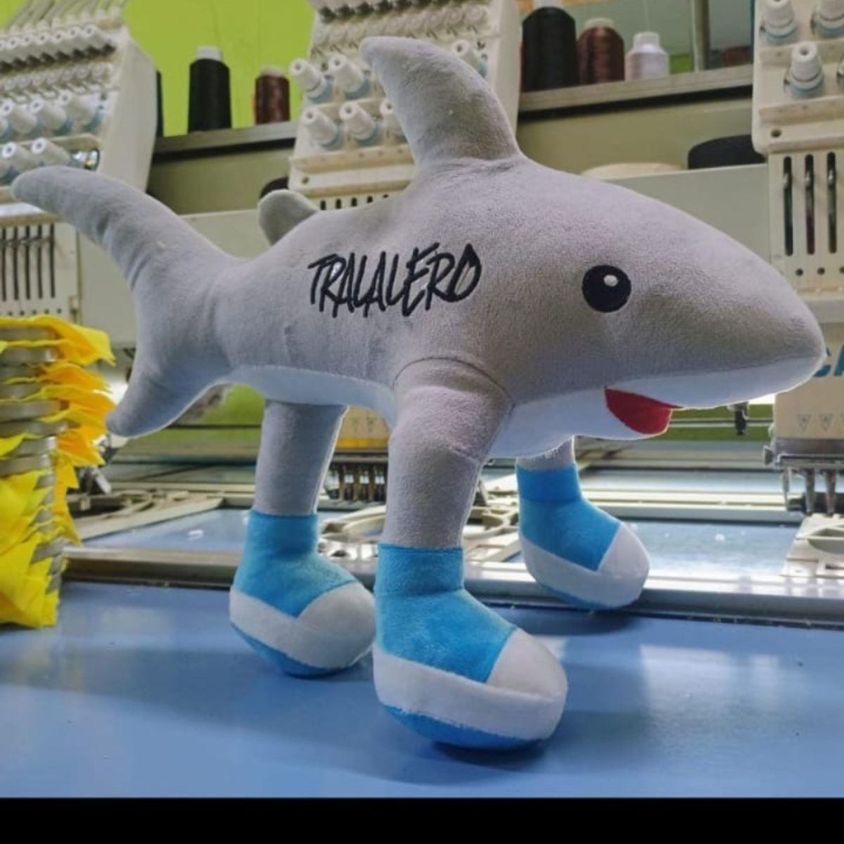 GENERICO - peluche tiburón con zapatos muñeco tralalero tralala 43x30 cm