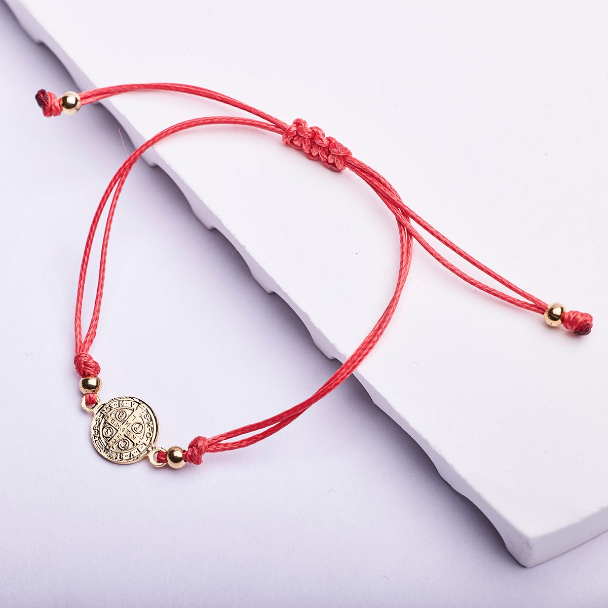 BY LAS CAYETANAS - Pulsera ajustable de hilo San Benito bañado en Oro 18k para bebe