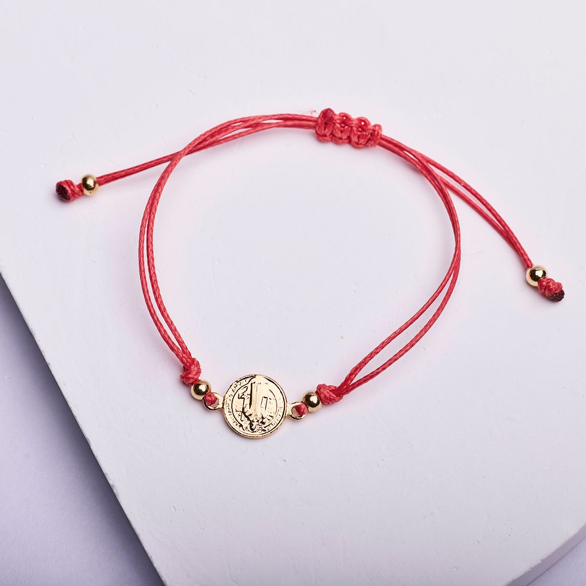 BY LAS CAYETANAS - Pulsera ajustable de hilo San Benito bañado en Oro 18k para bebe