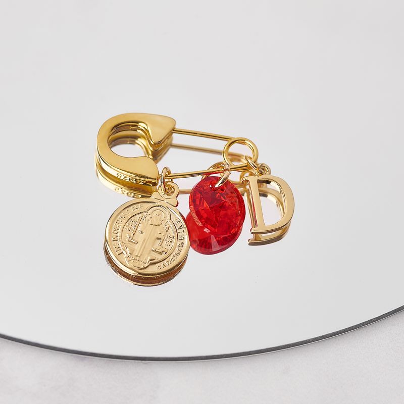 BY LAS CAYETANAS - Ganchito de protección bañado en Oro 18k medalla San Benito Letra D