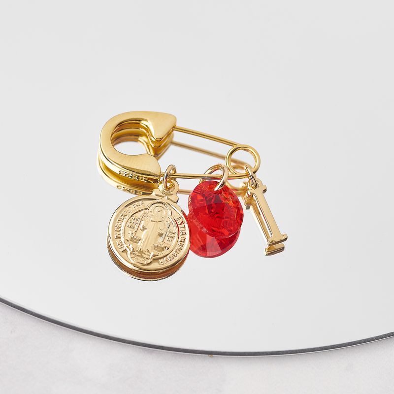 BY LAS CAYETANAS - Ganchito de protección bañado en Oro 18k medalla San Benito Letra I