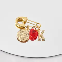 BY LAS CAYETANAS - Ganchito de protección bañado en Oro 18k medalla San Benito Letra K