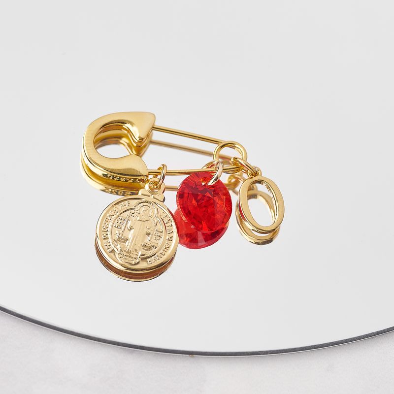 BY LAS CAYETANAS - Ganchito de protección bañado en Oro 18k medalla San Benito Letra O
