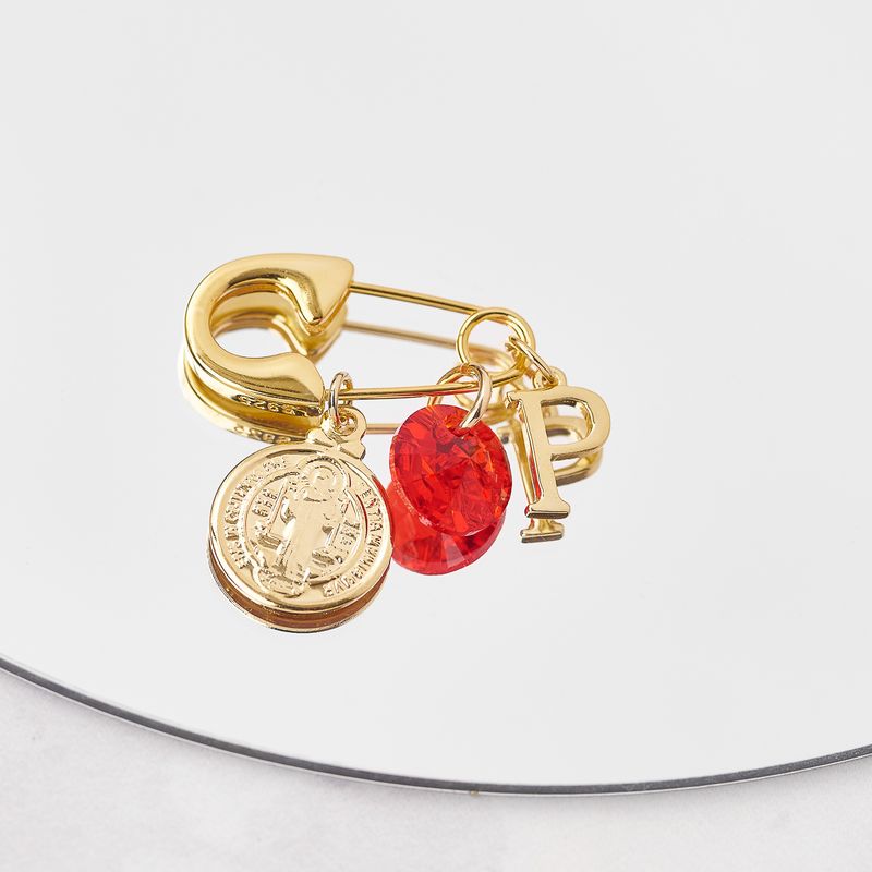 BY LAS CAYETANAS - Ganchito de protección bañado en Oro 18k medalla San Benito Letra P