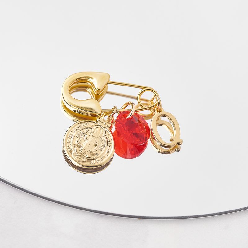 BY LAS CAYETANAS - Ganchito de protección bañado en Oro 18k medalla San Benito Letra Q